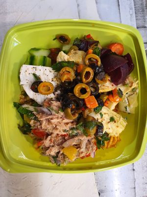 TONFISKSALLAD MED KRONÄRTSKOCKOR, OLIVER MM at Salladsbaren Grönt & Gott in Gothenburg