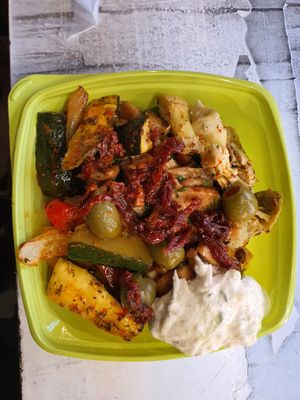 En kycklingsallad med annat gott som du väljer bland många andra ingredienser  at Salladsbaren Grönt & Gott in Gothenburg