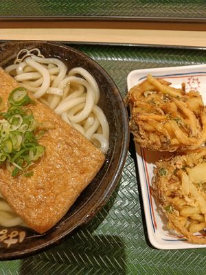 Left Kitsune (tofu) Udon. Right vegetable tempura. Just outside the picture: one piece of tofu sushi (Inarizushi) at Hanamaru Udon in Tokyo