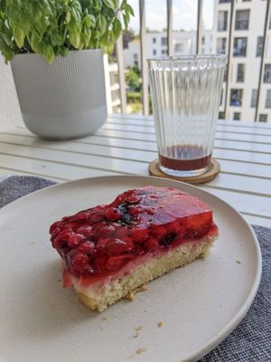 vegan cake with red fruits at Bäcker Kahl in Frankfurt