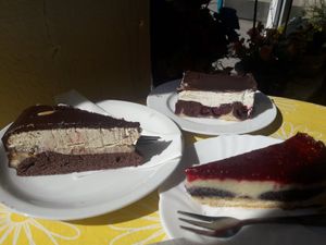 Hinten Donauwelle, links Snickerstorte, rechts Mohncheesecake mit Himbeerspiegel at Bäcker Kahl in Frankfurt
