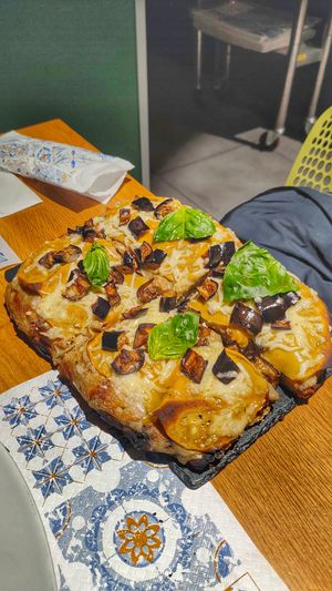 Pinsa Romana: formaggio vegano melanzane e affettato di lupini at Impastili in Nola