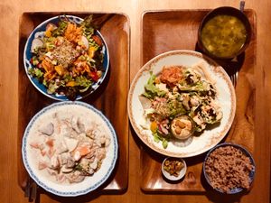 (Left) Rice pasta & salad (Right) Raw springroll set at Organic House Salute in Kyoto