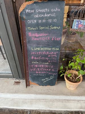 Lunch at Raw Sweets Cafe Abondance in Okinawa