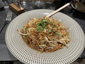 Sauté de Nouilles aux Légumes, Soja Gingembre: Nouilles de riz et légumes sautés à l'huile de sésame 🌱 (sans poivrons sur demande)   at Restaurant Quai 5 in Mons