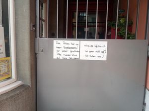 Signs stating that the Police closed the shop at Tofulino in Winterthur