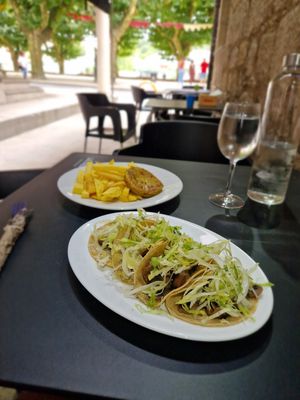 Tacos mit Kohl und Pilze/ Fritten ( waren am besten) mit Currypatty at A Catriña  in A Coruna