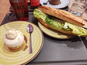 Sandwich façon poulet et entremet vanille at Noah Pâtisserie Végétale in Tours