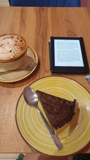 Chocolate flan and hot chocolate at Noah Pâtisserie Végétale in Tours
