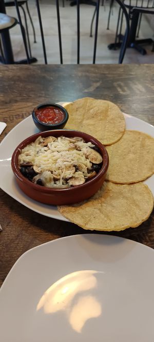 Cazuelita de champiñones con frijoles,  queso vegano y tortillas. at La Chaparrita in Sevilla