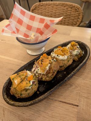 fried green tomatoes at La Loca De Enfrente - Sandoval in Madrid