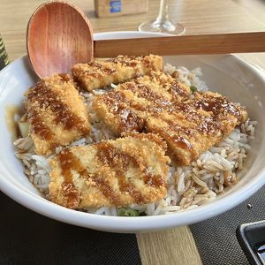 Tofu furai don (pedimos que lo adaptaran a vegano sin huevo en el rebozado)  at Tanuki San - Puerta Palmas  in Badajoz