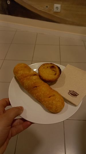 "pão com 'chouriço'" (2,50€) and pastel de nata (1,30€) at Inquieta Livraria in Lisbon