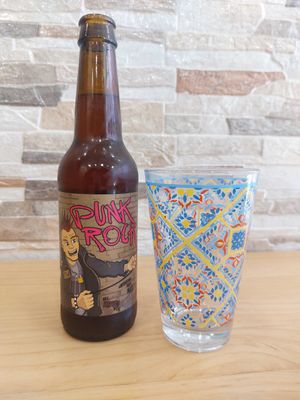 Cerveja artesanal at Inquieta Livraria in Lisbon