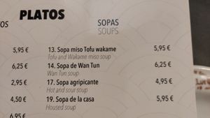 Sopa de miso, tofu y wakame at Restaurant Gran Muralla in Calafell