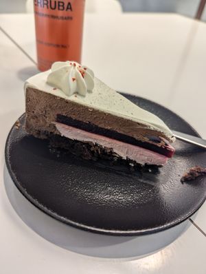 Vegan berry cake at Choco Deli Oy Rinteenkulma in Rovaniemi