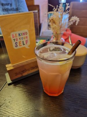 Selbstgemachte Rhababer-Erdbeer-Schorle at Cafe Luca's in Immenstadt