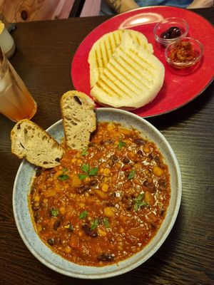 Chili sin Carne und Grillgemüse-Panini at Cafe Luca's in Immenstadt