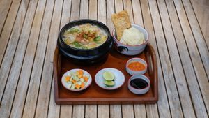 Healthy doesn’t have to be boring 🌿 Delicious vegetarian comfort food. Jogja at Fairy Kale Vegetarian in Yogyakarta