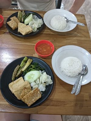 Meal komplit at Waroeng Palembang in Banyuwangi