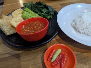 Tofu und tempeh mit aubergine und Reis. at Waroeng Palembang in Banyuwangi