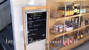 El menú de ese día lo tienen en la entrada de la tienda. at La Flor De La Vida in Tijuana