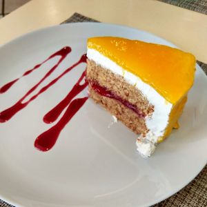 pastís de carbassa, fruits vermells i crema de xantilli at Sol Veggie in Logrono