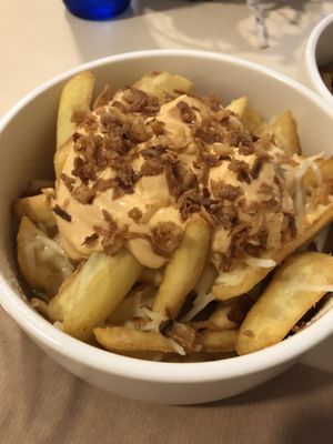 Patatas de domingo (fried potatoes with vegan sriracha mayonnaise, facon and vegan cheese)  at Sol Veggie in Logrono