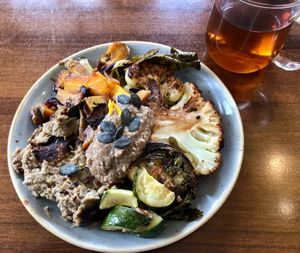 Blumenkohlsteak mit Gemüse und Auberginenpüree at L'Atelier W in Dambach-la-ville
