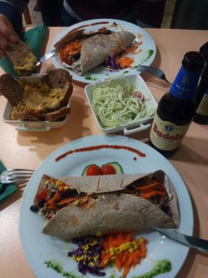 Burritos, crudiespaguetis, hummus y cerveza ecológica at Green Break Vegan Restaurant in San Sebastian