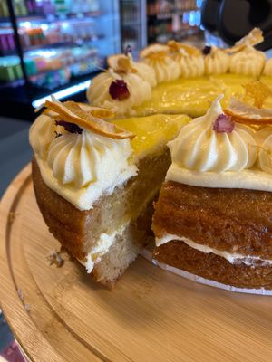 They have a different cake each week & their customers vote for what flavour it is! They’re made by a local vegan baker, this week it’s Lemon Curd & the perfect coffee & cake t at The Plant Based Pantry Limited in Ashburton