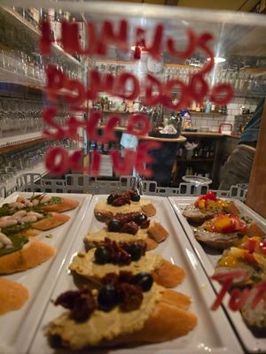 Cicchetti hummus e pomodorini secchi at Osteria ai Preti in Verona