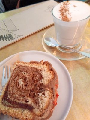 cinnamon swirl cake & freshly brewed chai latte (oat-based) at oté in Cologne