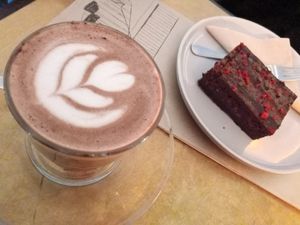 dark and moist raspberry brownie & chococcino at oté in Cologne