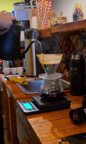 V60 es un método de filtrado manual que revela la esencia pura del café.
El agua fluye en espiral sobre el café recién molido, liberando sus aromas y notas más delicadas. at Calquin Vida Saludable in Antofagasta