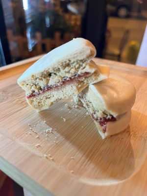 Alfajores sin gluten. Bañados en chocolate blanco, rellenos de dulce de frambuesa.
Libres de soya, frutos secos y por supuesto de huevo y leche  at Calquin Vida Saludable in Antofagasta