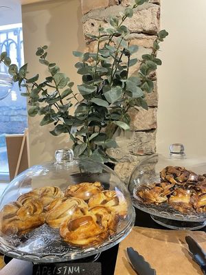 Apple and cinnamon rolls at Vegan Brunch in Riga
