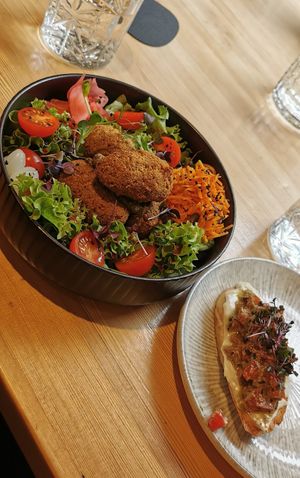Bowl with tofu balls and bruschetta at Vegan Brunch in Riga