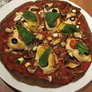 Terrible pizza at Ko-So Cafe in Tokyo