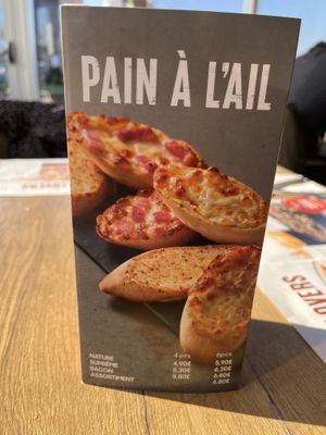 Pain à l’ail nature 🌱  at Pizza Hut - Boulevard André Delvaux in Mons