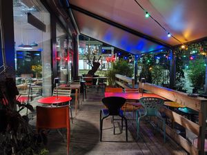 Outdoor seating at Olive Ladencafé in Zurich