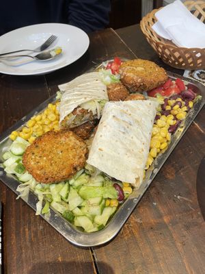Vegane Falafel-Platte für 2 Personen  at Falafelhaus Pingu in Ulm