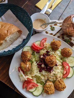 Großer Falafelteller mit Fladenbrot und Tahina at Falafelhaus Pingu in Ulm