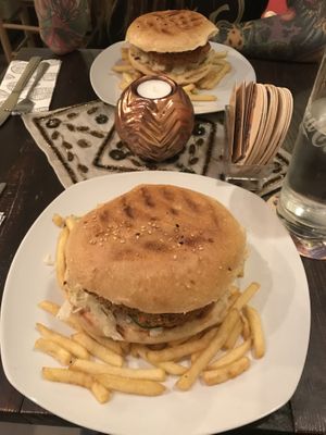 XL Falafel Burger mit Pommes at Falafelhaus Pingu in Ulm