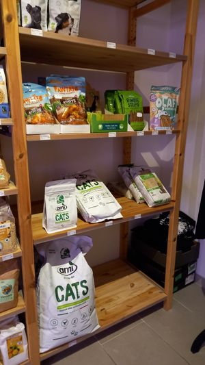 vegan pet food at Le Cri de la Carotte in Toulouse