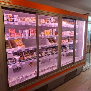 Une partie du rayon frais ❄️ at Le Cri de la Carotte in Toulouse