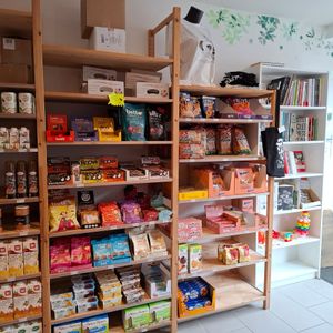 Un petit coin librairie 📖 à côté des friandises 👀 at Le Cri de la Carotte in Toulouse