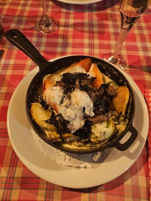 Le poêlon végan croquignols (beignet) à loignon ,fromage vegan pommes de terre, legumes, champignons at Restaurant Au Relais in Riquewihr