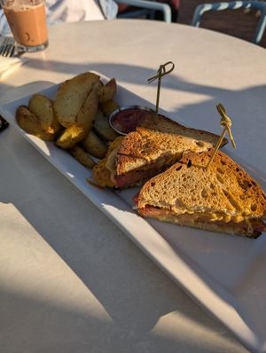 Reuben with wedges at Lettuce Love Cafe in Toronto