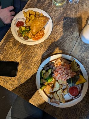 Vegan plate and non-vegan meat pie at UNTAPPED Breakfast & Pub in Sapporo